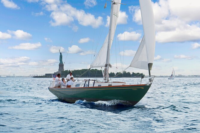 1 Hour Private Charter in New York Harbor for up to 6 people - Clocking NYC’s Big Sights in One Hour from the Water