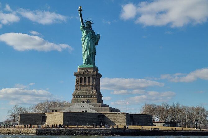 60-Minute Statue of Liberty Sightseeing Cruise - Pier 36 to the skyline: what your 60 minutes really covers