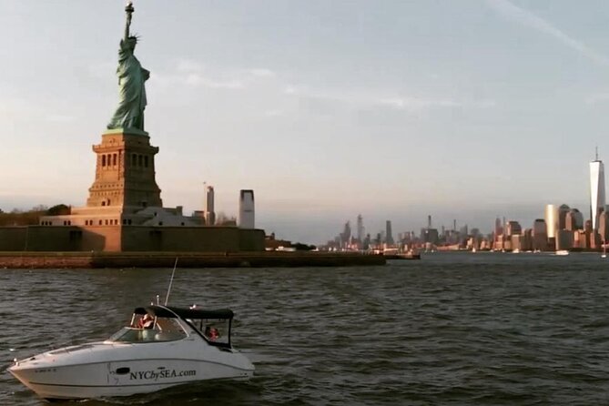 Best Private Luxury Sunset Boat Tour in New York City - 1 Hour - The Manhattan Skyline and the One World Area Views