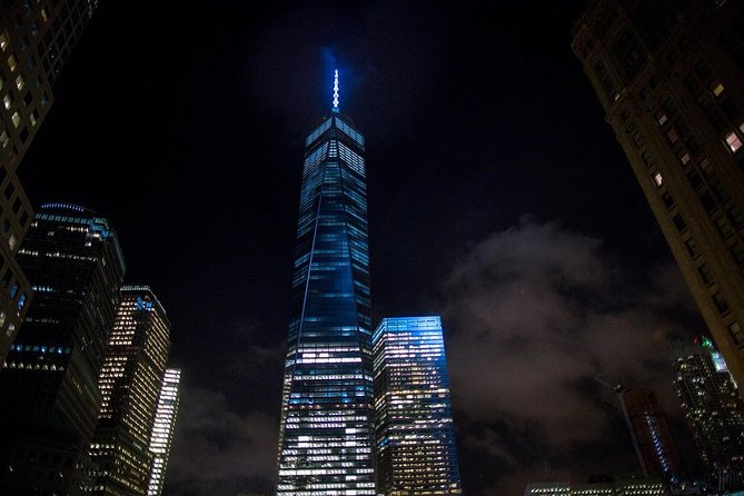 Big Bus New York: Sightseeing Night Tour by Open-top Bus - Live guide energy vs recorded narration in 6 languages