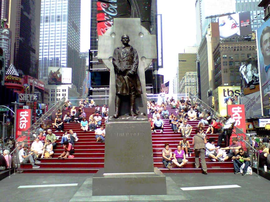Broadway the Tour: NYC's Immersive Historic Walking Tour - The guide experience: live narration that stays fun, not lecture-y