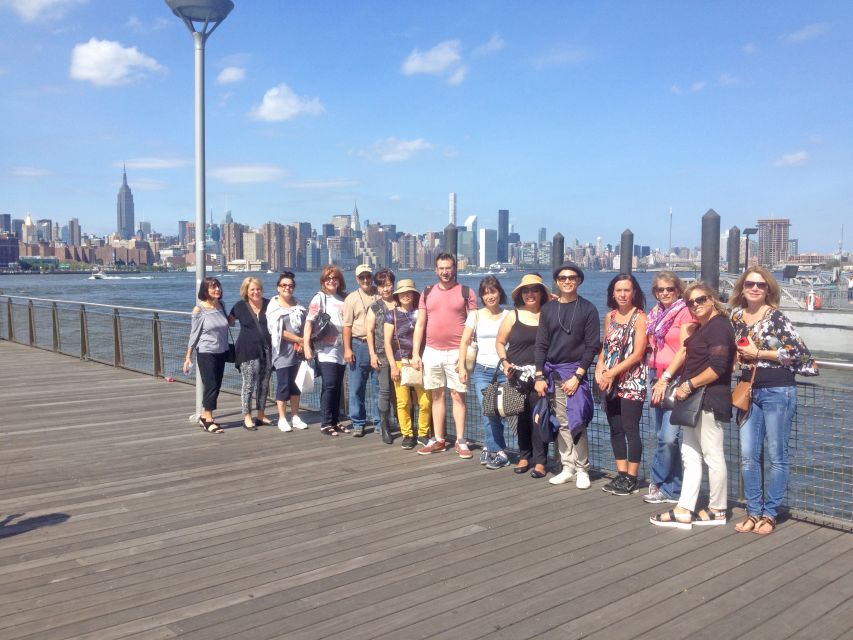 Brooklyn: 2-Hour Best of Brooklyn Walking Tour -Williamsburg - Street art and underground graffiti: how to look like you know the place