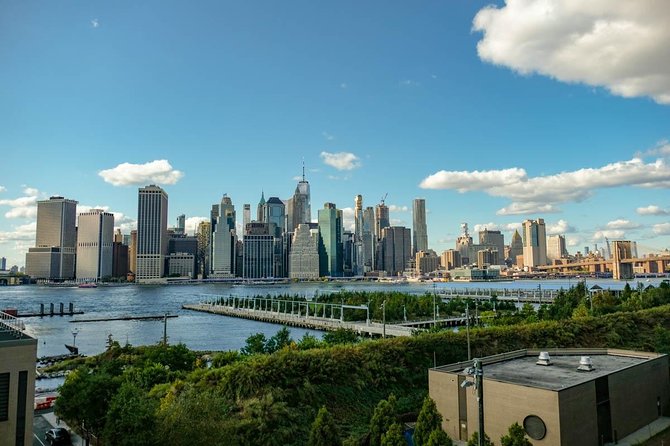 Brooklyn Heights, DUMBO and Brooklyn Bridge guided tour in French - DUMBO cobblestones: where old industry turned into culture and tech