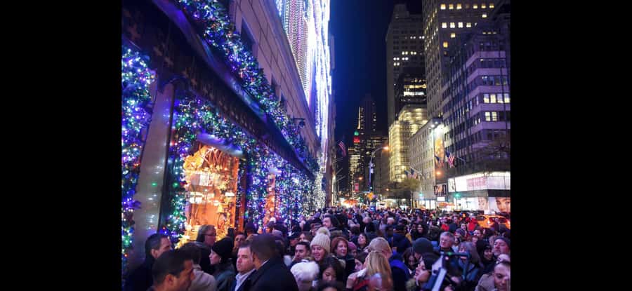 Christmas in New York: Skip-the-Line Holiday Lights Tour - Your 1-Hour Route: From Central Park South to Rockefeller Center’s Tree