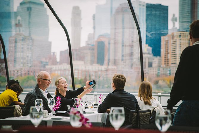 City Cruises New York Bateaux Premier Lunch Cruise - Live pianist and light commentary: why it works for families and first-timers