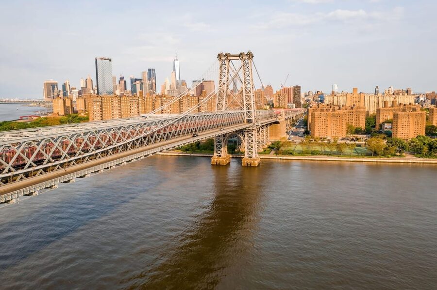 Contrasts of New York Tour - Harlem to Manhattan highlights: stages, icons, and brownstone blocks