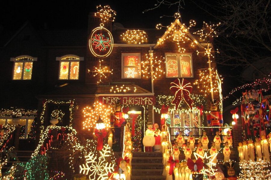 From Manhattan: 4-Hour Brooklyn Christmas Magic Tour - Meeting at the Hope Sculpture: Start without stress