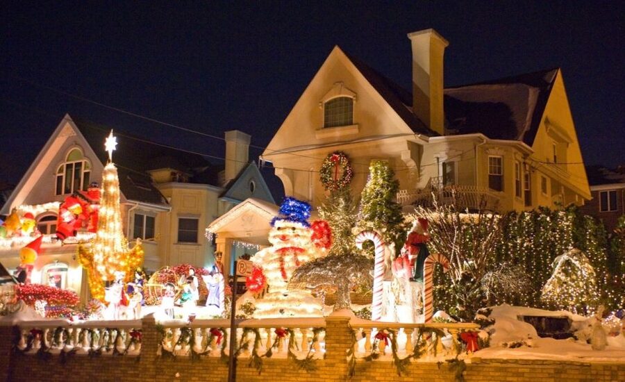From Manhattan: 4-Hour Christmas Lights Luxury Bus Tour - From Greeley Square Through Manhattan: The Holiday Drive-By That Makes the Evening Click