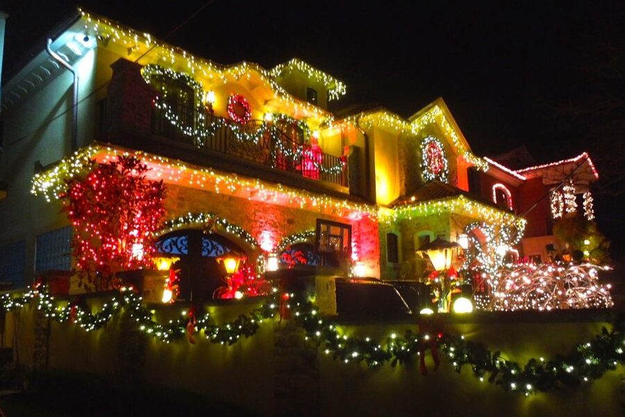 From Manhattan: 4-Hour Christmas Lights Luxury Bus Tour - Rockefeller Center Finish: Turning the Tour into Extra Time Out