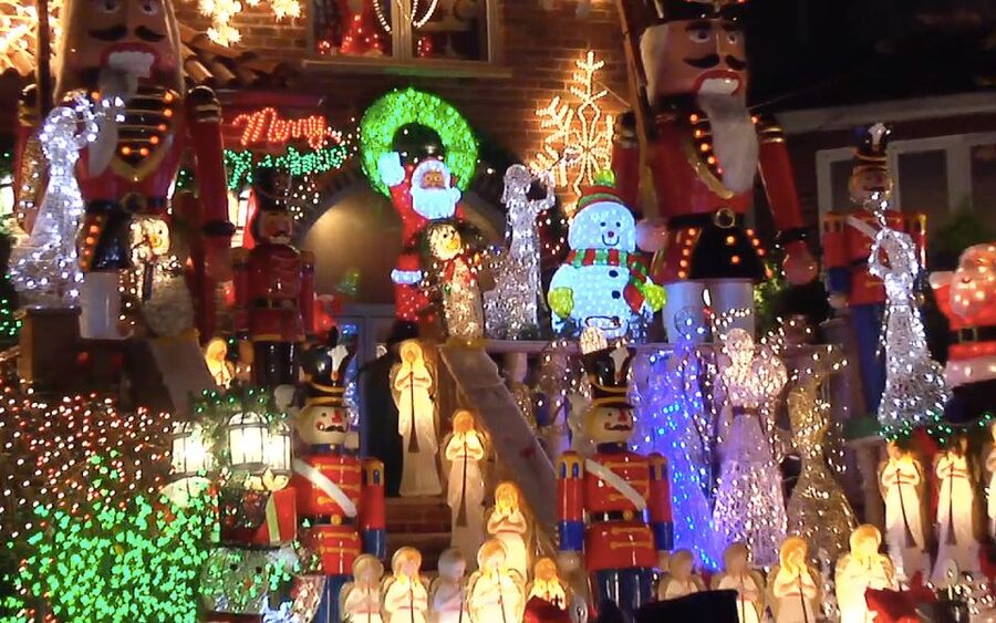 From Manhattan: Dyker Heights Lights & Skyline Tour - Key highlights to look for