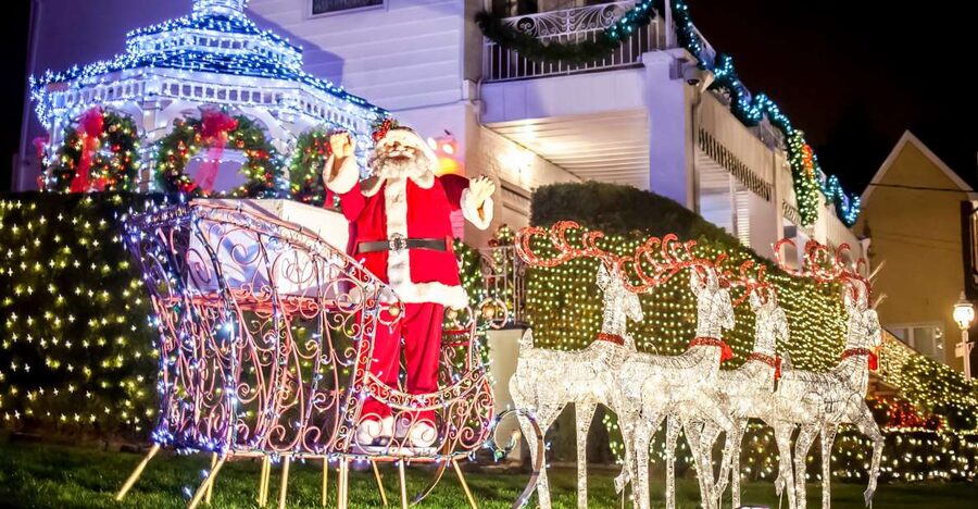 From Manhattan: Dyker Heights Lights & Skyline Tour - From Times Square to Bay Ridge: the bus ride that sets the mood