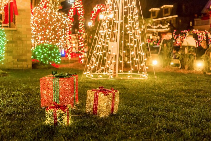 From Manhattan: Dyker Heights Lights & Skyline Tour - Dyker Heights Christmas Lights: the walking tour is the payoff