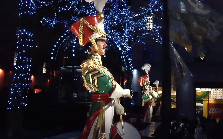 From Manhattan: Dyker Heights Lights & Skyline Tour - Bay Ridge’s quick photo stop: why the warm-up matters