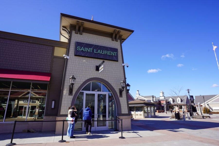 From NYC: Woodbury Common Premium Outlets Shopping Tour - Arriving at Woodbury Common: 220 stores is a lot, not a “quick stop”
