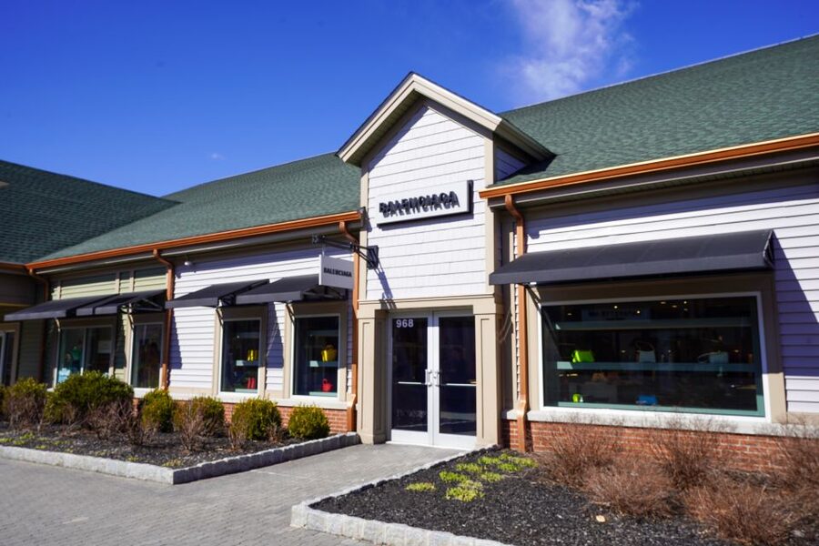 From NYC: Woodbury Common Premium Outlets Shopping Tour - Dining inside Woodbury Common: plan a break, not a detour