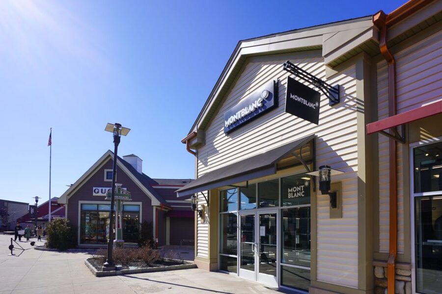 From NYC: Woodbury Common Premium Outlets Shopping Tour - Getting your bags home: bring a plan for suitcase space