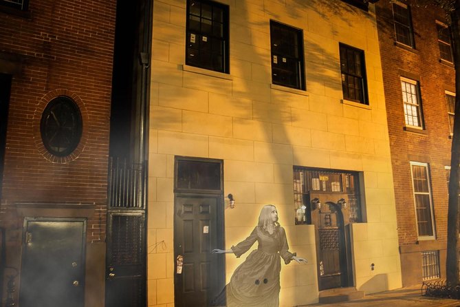 Greenwich Village Group Haunted Ghost Tour, in NYC - Stop in Washington Square Park: Audio stories and the dark “where” moment