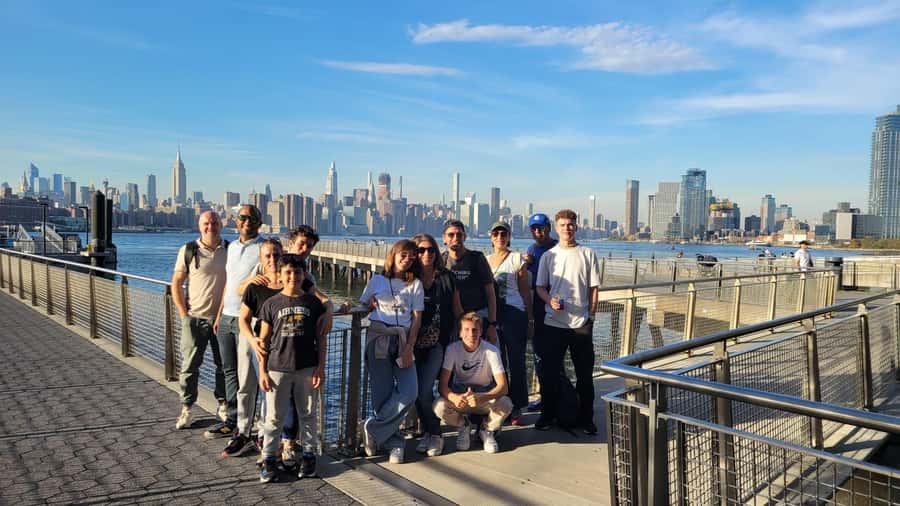 Guided tour in French of Brooklyn Bushwick and Williamsburg - The subway hop to Williamsburg: from working blocks to creative streets