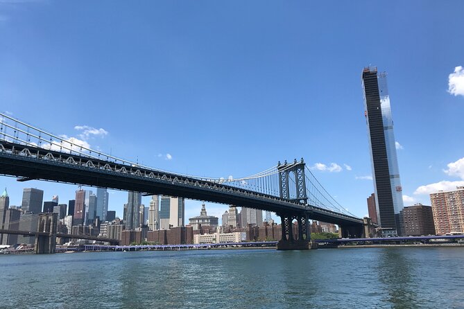 Guided tour in French of the Super Heroes - The ferry crossing: where the skyline does the talking