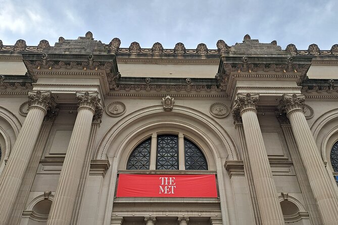 Guided tour of the MET in Spanish (Metropolitan Museum of Art) - Egyptian Galleries: Sarcophagi and the Temple of Dendur