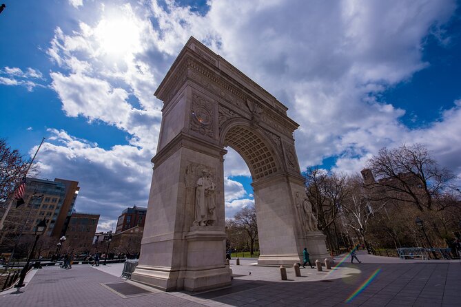 Immersive Murder Mystery in Manhattan - Scavenger Hunt Experience - Stop 1: Washington Square Park audio clues and the start of the story