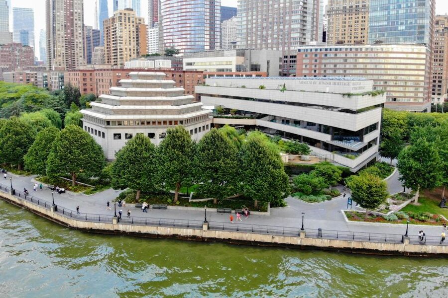 Jewish History of NYC Private Tour with Transfers - The Forward Building and Forverts: Yiddish media as community glue