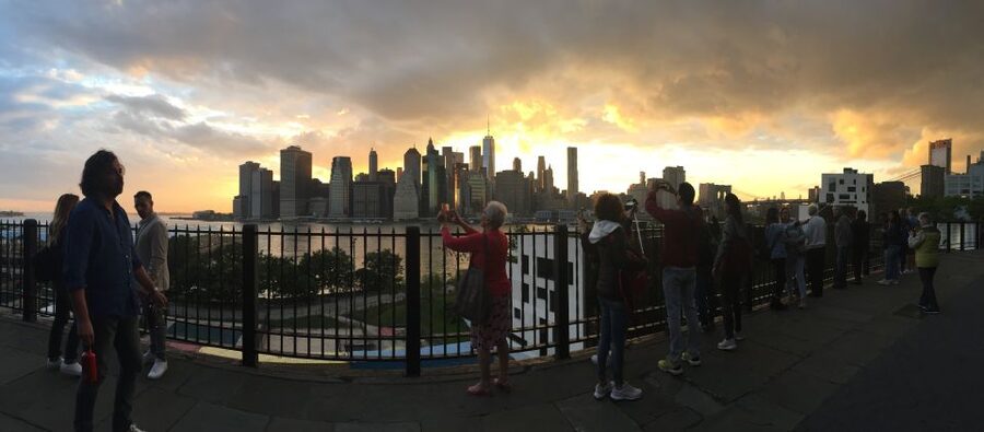 Luci e Ponti di New York- Night Tour in Italiano - Dumbo After the Bridge: Cobblestones and Warehouse-Style Backdrops