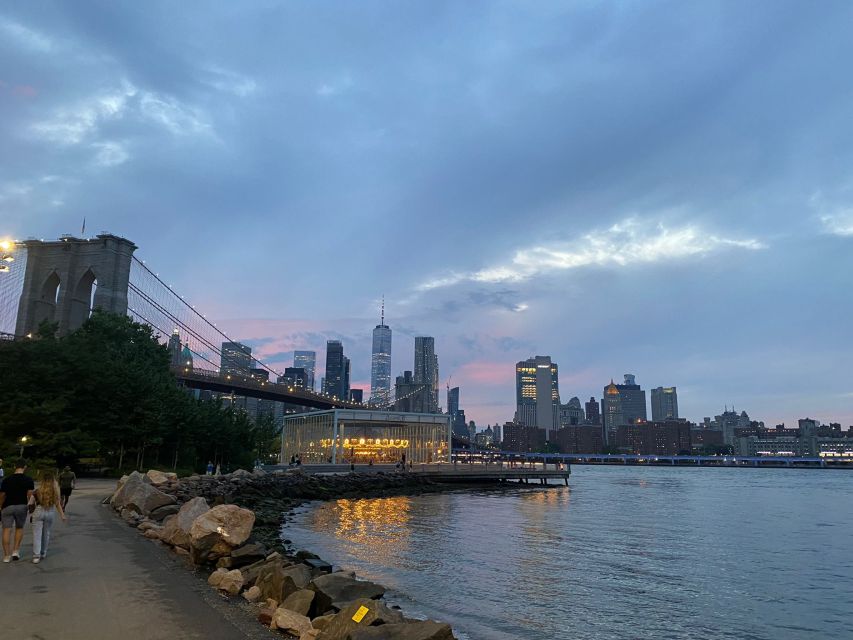 Luci e Ponti di New York- Night Tour in Italiano - Brooklyn Heights Promenade: Brownstones, Trees, and the Right View
