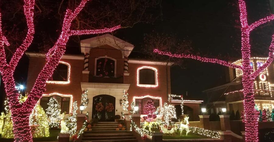 Magnificent Christmas Lights Tour of Dyker Heights Brooklyn - Price and logistics: what the $60 gets you (and what it doesn’t)