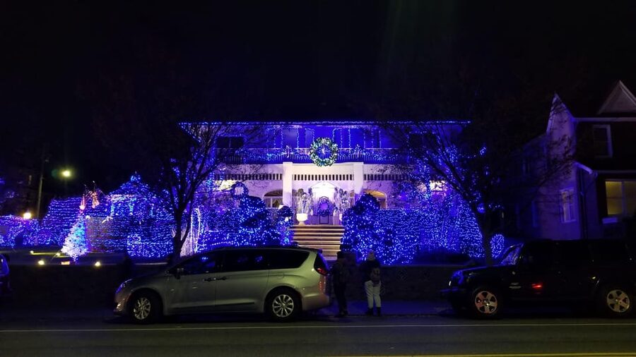 Magnificent Christmas Lights Tour of Dyker Heights Brooklyn - Dyker Heights: guided walk, photo stops, and why this neighborhood feels different