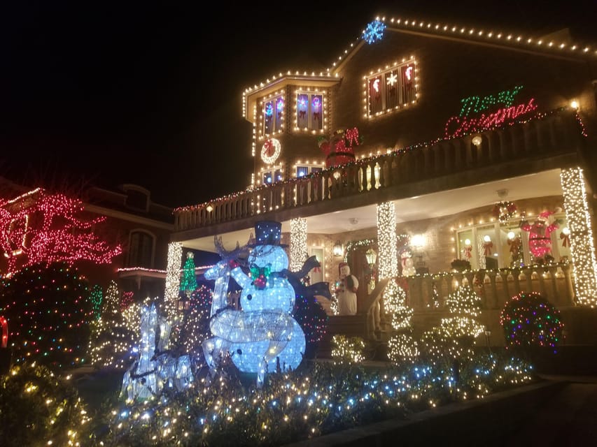 Magnificent Christmas Lights Tour of Dyker Heights Brooklyn - The Brooklyn Bridge / DUMBO stop: 15 minutes for Manhattan skyline photos