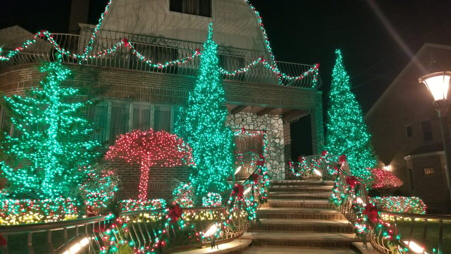 Magnificent Christmas Lights Tour of Dyker Heights Brooklyn - Pace, comfort, and simple rules that keep the tour enjoyable