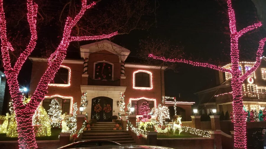 Magnificent Christmas Lights Tour of Dyker Heights Brooklyn - Meeting at the Hope Sculpture: the easiest start for a winter night