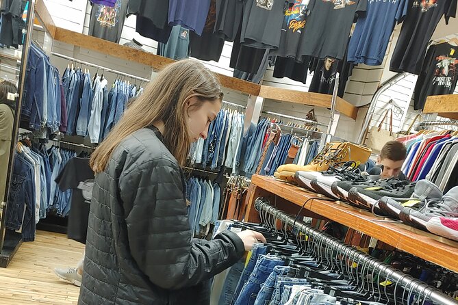 Mini Private Secondhand Shopping Tour in NYC - includes up to 8 - Getting the digital shop map and sample sales edge