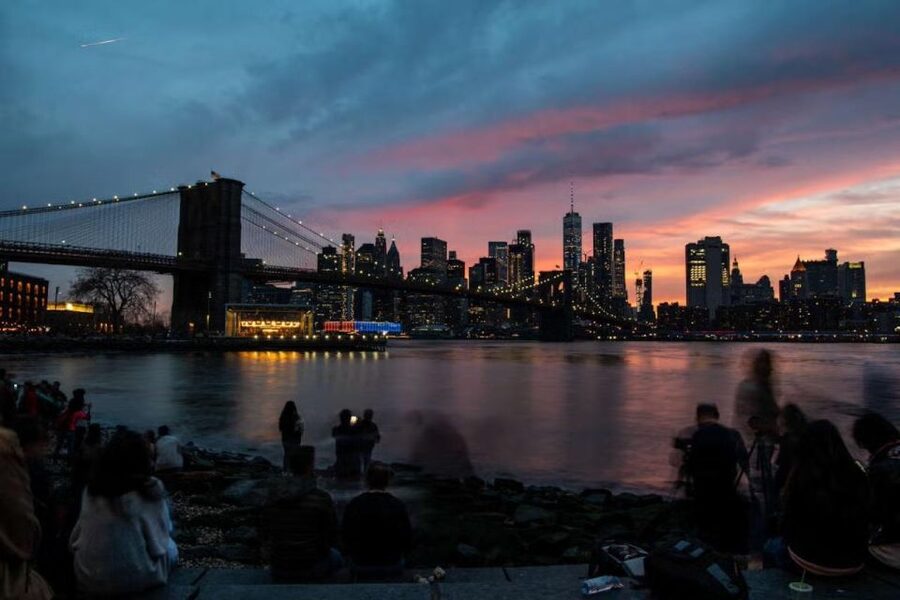 New York City: Brooklyn Bridge and Dumbo Walking Tour - Crossing the Brooklyn Bridge: what the guide adds beyond the skyline