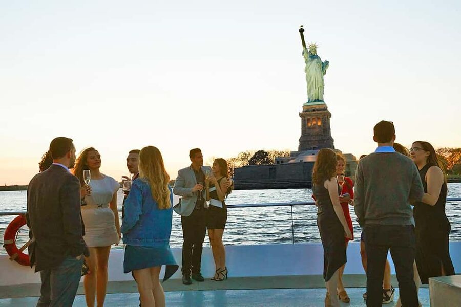 New York City: City Cruises Alive After Five Cocktail Cruise - Timing: Why a Two-Hour Cruise Can Feel Shorter (or Longer)