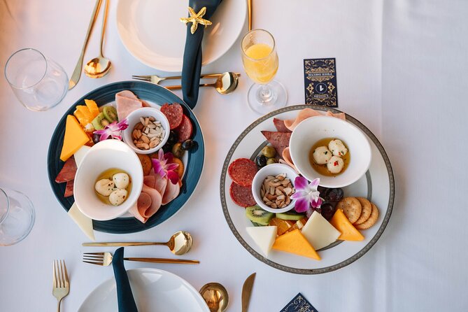 New York City Dinner Cruise with Live Music - Seating, sightlines, and why you should arrive early