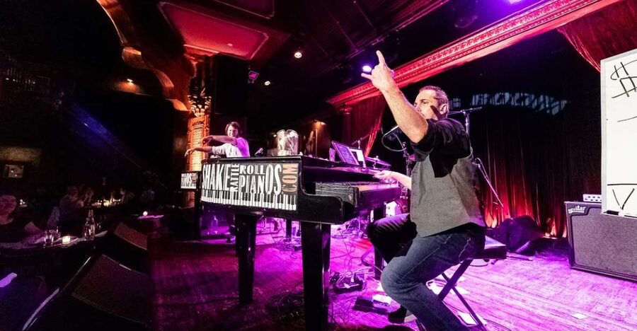 New York City: Dueling Pianos Show - Entering the Cutting Room and grabbing your ticketed table
