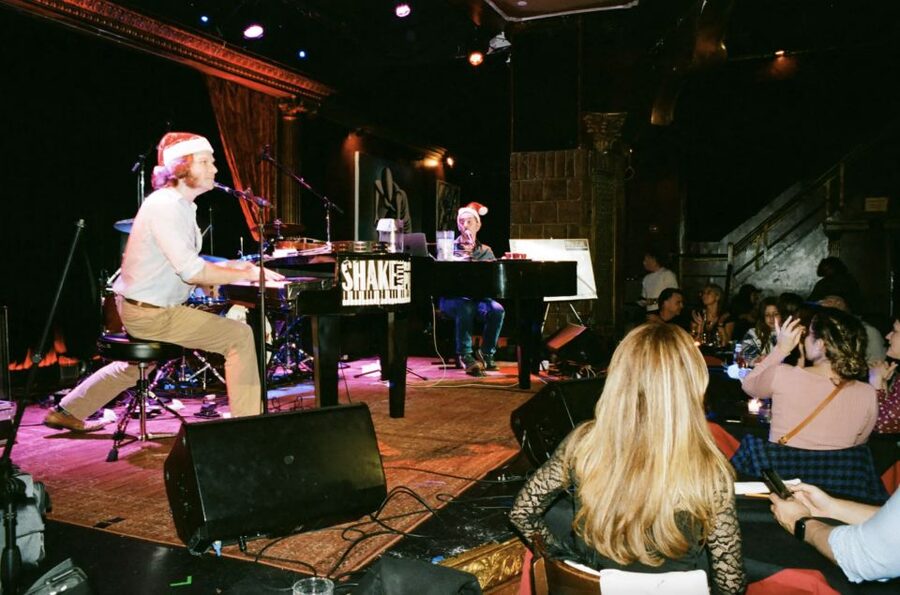 New York City: Dueling Pianos Show - Planning your night around a 3-hour performance