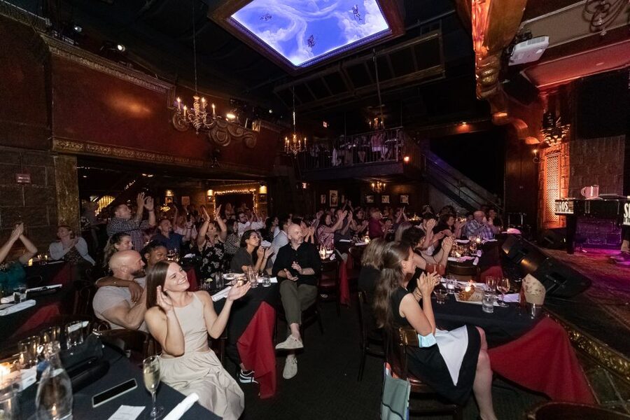 New York City: Dueling Pianos Show - How the dueling pianos request show works in real time
