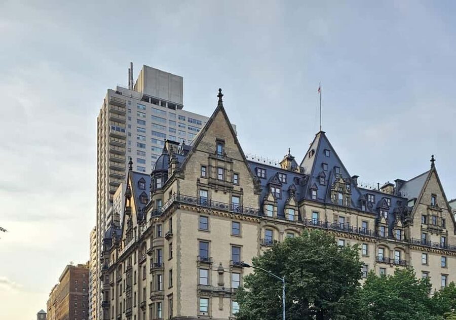 New York City: Gossip Girl Private Tour in Manhattan - Riding past the facades: Empire Hotel repeats and Upper East Side viewpoints