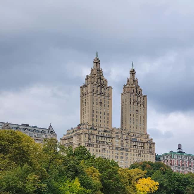 New York City: Gossip Girl Private Tour in Manhattan - The guide experience: energy, details, and multilingual storytelling