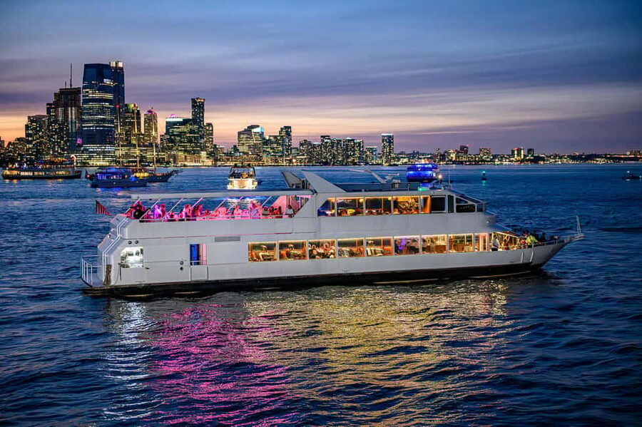 New York City: Gourmet Dinner Cruise with Live Music - The route: Manhattan Bridge photos, a close Statue of Liberty pass, and the harbor glow