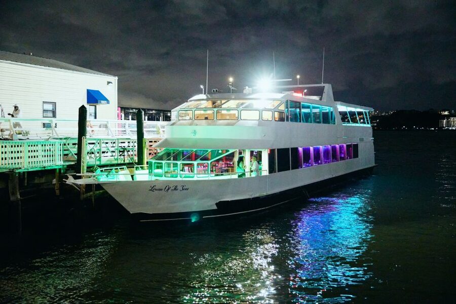 New York City: Gourmet Dinner Cruise with Live Music - Brooklyn Bridge Park and the return to Pier 36
