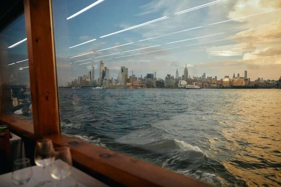 New York City: Gourmet Dinner Cruise with Live Music - Live music: why the band matters more than you think