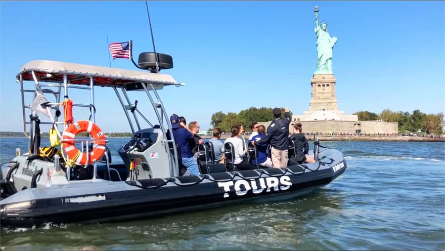 New York City: Harbor Speedboat Tour - Battery Park to the East River: Brooklyn Bridge, Manhattan Bridge, and a helipad moment