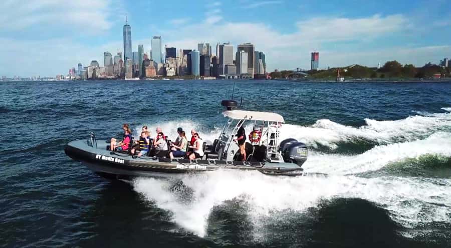 New York City: Harbor Speedboat Tour - Statue of Liberty stop: why this “outside the security zone” moment matters