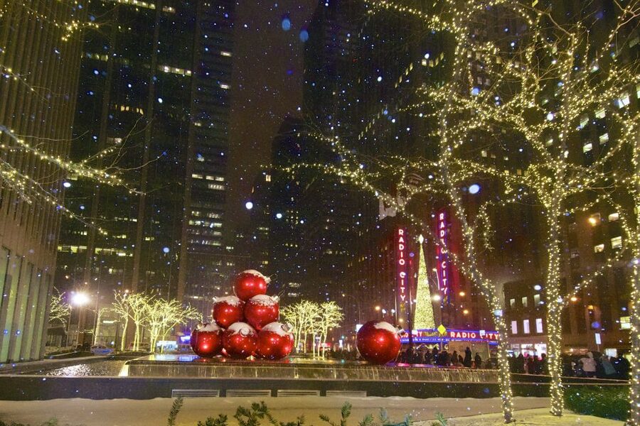 New York City: Holiday Lights Extravaganza Walking Tour - How long it really is: 4 hours of guided holiday energy