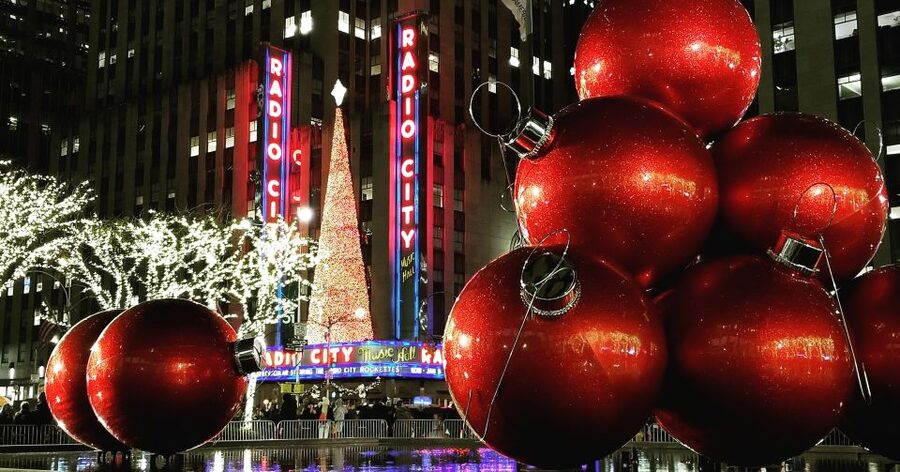 New York City: Holiday Lights Extravaganza Walking Tour - Price and value: why $60 can make sense in Midtown