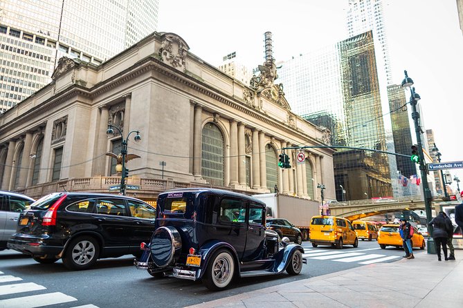 New York City Midtown and Downtown Private Vintage Car Tour - Wall Street and the best bull view: Stock Exchange area to Brooklyn Bridge